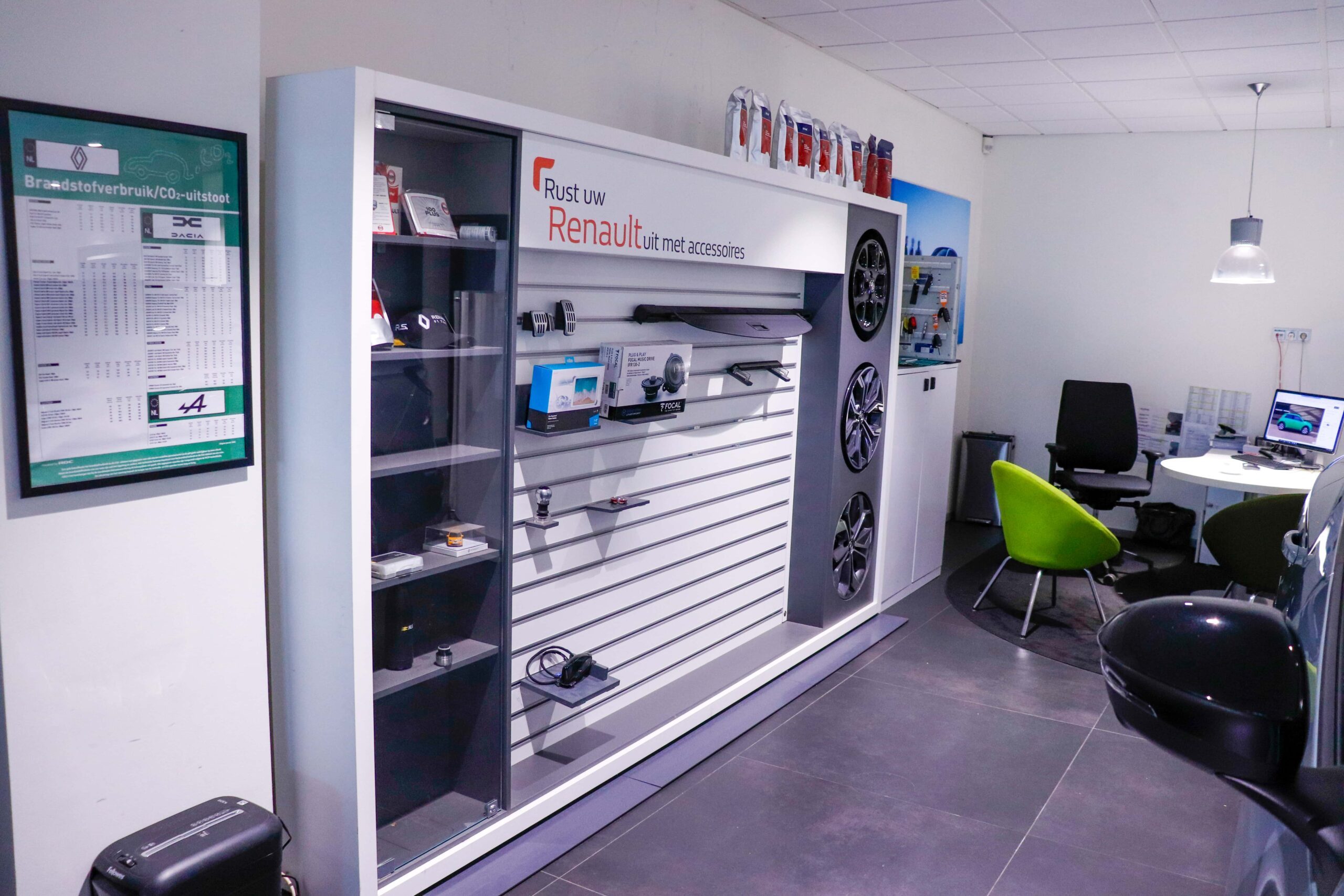 Renault dealer Amsterdam Zuidoost showroom