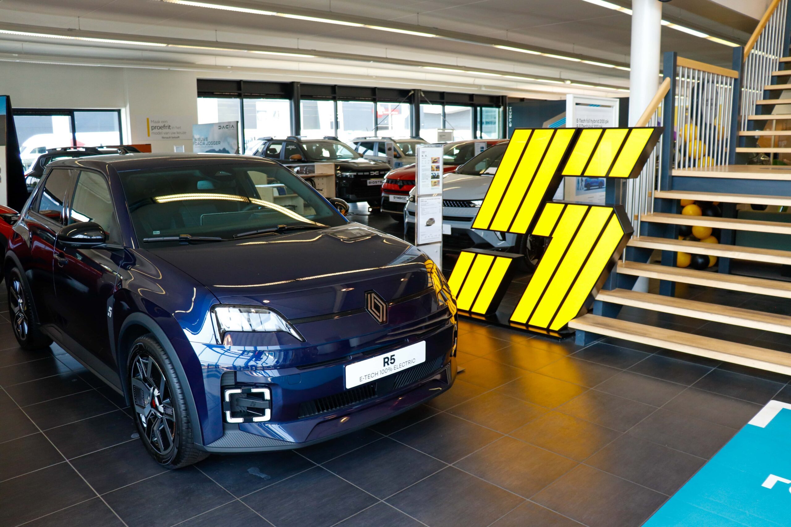 Renault Nieuwendijk Amsterdam-West R5 corner
