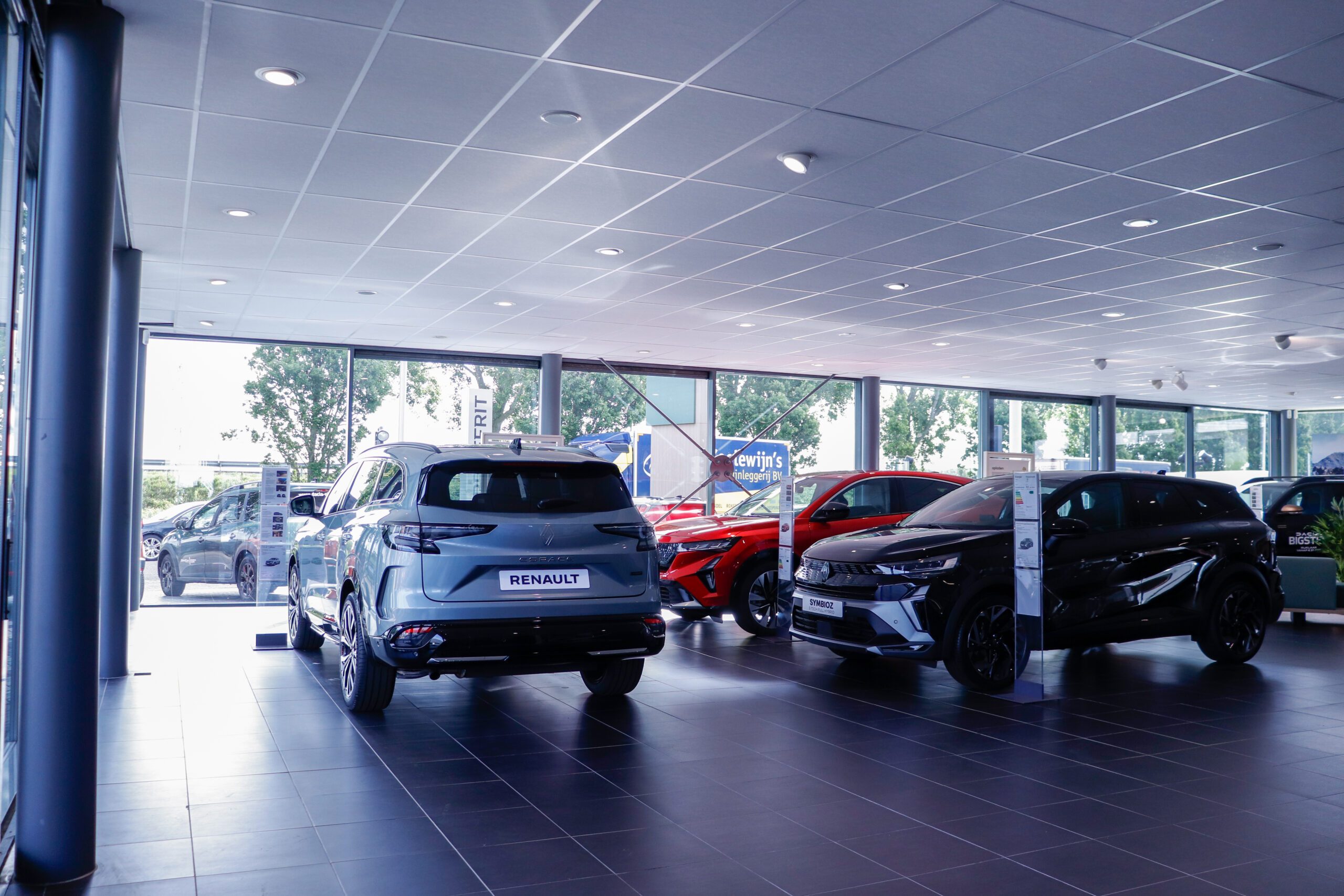Renault Nieuwendijk Hillegom showroom